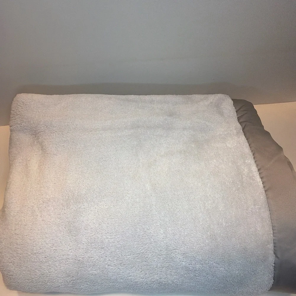 Baby Essentials Cream Blanket Gray Satin Trim Plush Sherpa 40”x30” Giraffe EUC